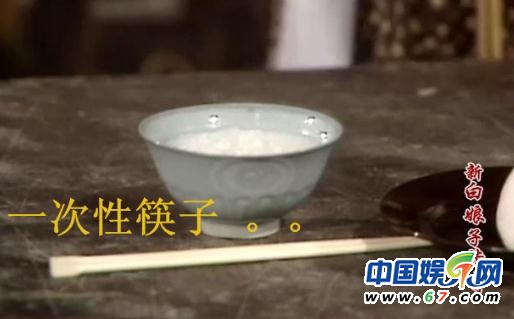 《新白娘子傳奇》經(jīng)典穿幫照:小青笑場傷不起