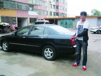 愛(ài)車(chē)被劃男子無(wú)處泄憤 將小區(qū)10余轎車(chē)毀容