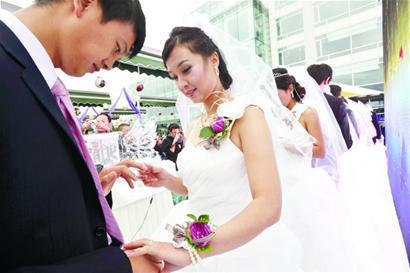 12對(duì)新人辦低碳婚禮:新郎新娘騎行赴婚宴