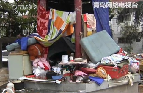 女子帶兩個(gè)孩子流浪住涼亭 一住大半年