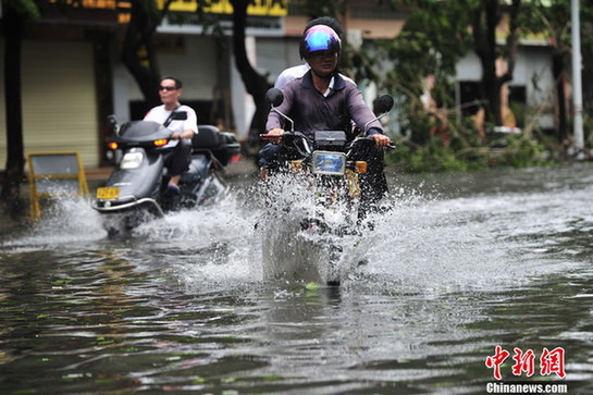 臺風山神過境三亞大風暴雨 市民街上下網(wǎng)捕魚