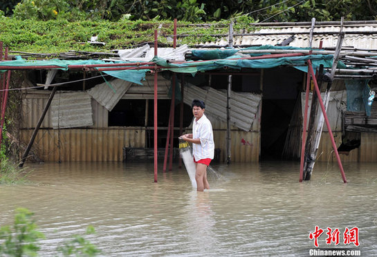 臺(tái)風(fēng)山神過境三亞大風(fēng)暴雨 市民街上下網(wǎng)捕魚