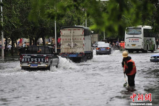 臺(tái)風(fēng)山神過境三亞大風(fēng)暴雨 市民街上下網(wǎng)捕魚