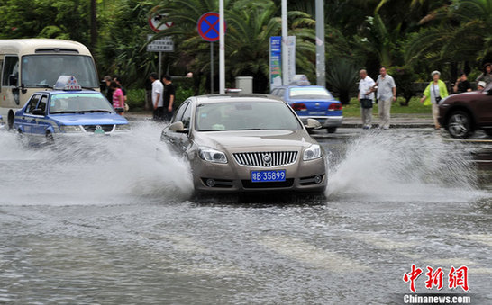 臺(tái)風(fēng)山神過境三亞大風(fēng)暴雨 市民街上下網(wǎng)捕魚