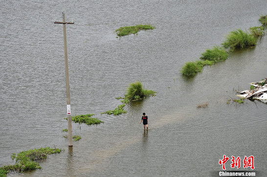 臺(tái)風(fēng)山神過境三亞大風(fēng)暴雨 市民街上下網(wǎng)捕魚