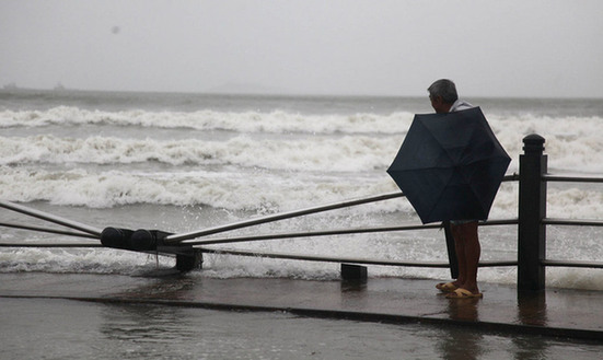 臺(tái)風(fēng)山神過境三亞大風(fēng)暴雨 市民街上下網(wǎng)捕魚