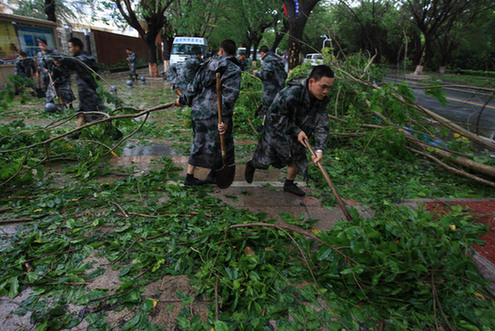 臺(tái)風(fēng)山神過境三亞大風(fēng)暴雨 市民街上下網(wǎng)捕魚