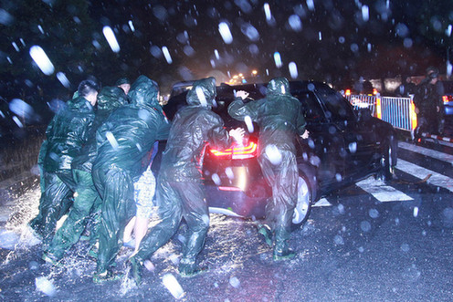 臺(tái)風(fēng)山神過境三亞大風(fēng)暴雨 市民街上下網(wǎng)捕魚