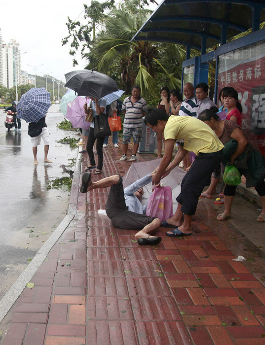 臺(tái)風(fēng)山神過(guò)境三亞大風(fēng)暴雨 市民街上下網(wǎng)捕魚(yú)