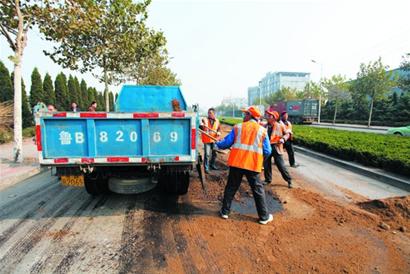 青島2油罐車追尾10噸原油泄露 路變百米黑河