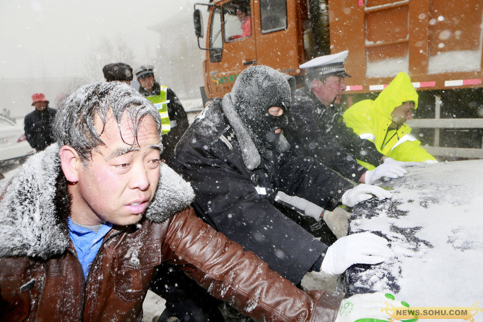 京藏高速數(shù)千受困者雪中大轉(zhuǎn)移 頭發(fā)結(jié)滿冰碴