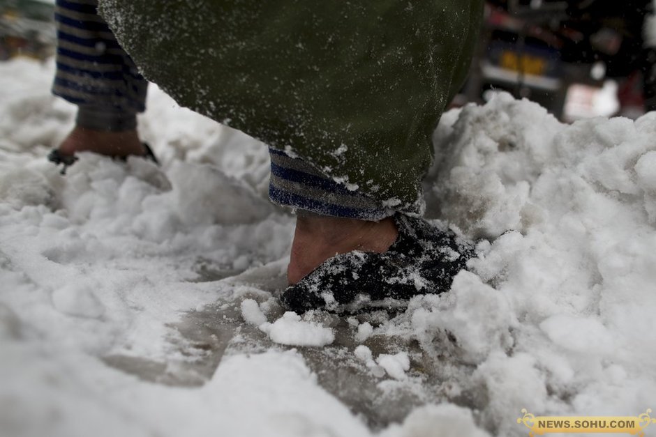 京藏高速數(shù)千受困者雪中大轉(zhuǎn)移 頭發(fā)結(jié)滿冰碴