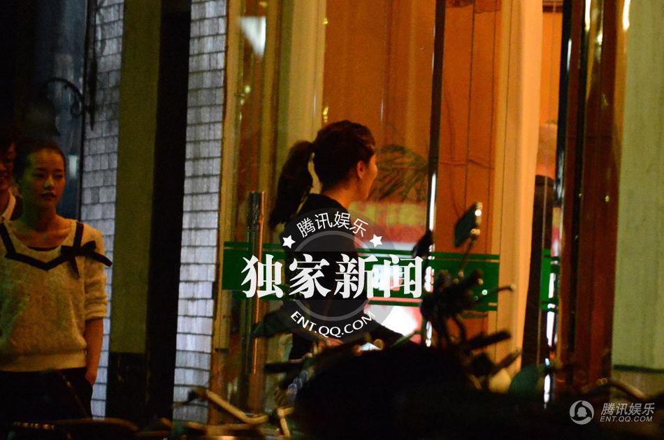 葉璇不拘小節(jié) 與男性友人飯店用餐親密異常