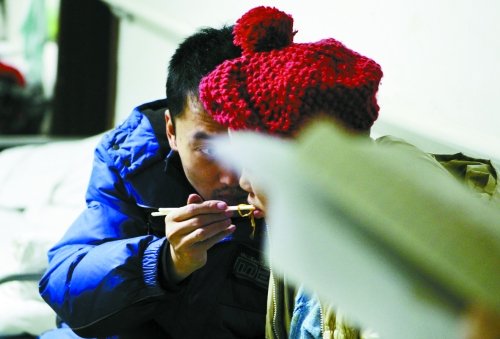 女子患腦瘤隨時(shí)喪命 男友不離不棄照料3年(圖)