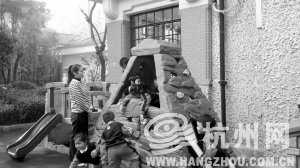 上海一所公辦幼兒園內(nèi)，老師看護(hù)著孩子們做游戲。 見(jiàn)習(xí)記者 劉彥朋 攝