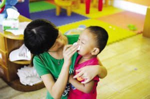 2012年9月3日，浙江一所幼兒園，老師幫孩子擦鼻涕。