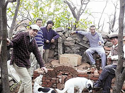 青島80后情侶裸婚辭職進(jìn)山隱居 生吃菜自建屋