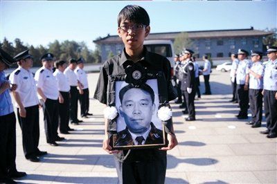 北京數萬市民為暴雨災害遇難派出所長送行(圖)