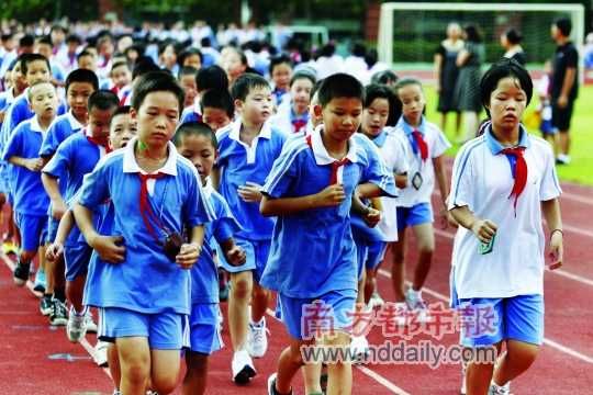 調(diào)查顯示深圳學(xué)生體質(zhì)逐年下降，跑步對不少學(xué)生來說不是一件輕松的事。南都記者 王子榮 攝