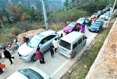 北九水景區(qū)道路施工 30輛車被堵半山腰