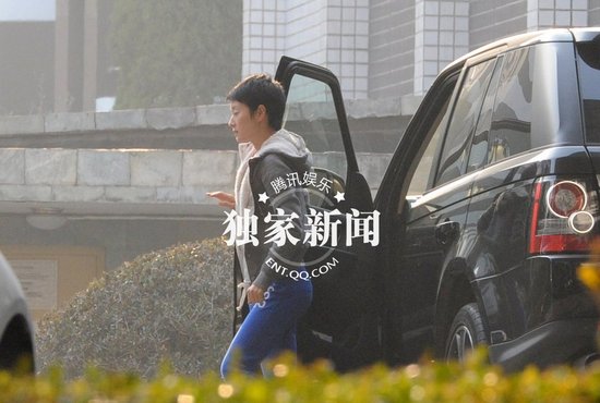 馬伊琍帶女兒悠閑逛商場(chǎng) 著急找不到車位面露難色