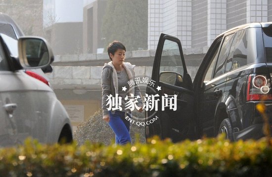 馬伊琍帶女兒悠閑逛商場(chǎng) 著急找不到車(chē)位面露難色