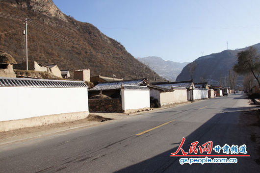 甘肅漳縣殪虎橋鄉(xiāng)東橋村，一排已經(jīng)粉刷過(guò)的“遮羞墻”（人民網(wǎng)記者 高翔 張鵬 隋欣 攝）