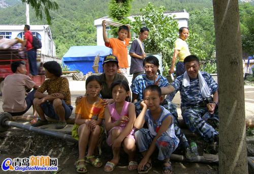 青島小哥救災(zāi)落病根 沒(méi)錢治命懸一線