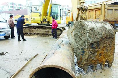 水管爆裂黃泥水涌進(jìn)市民家