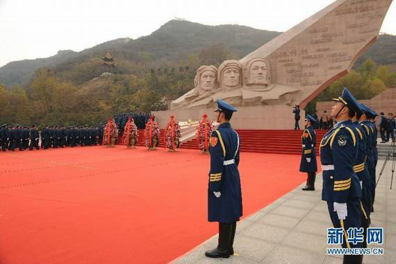 資料圖：中國空軍官兵瞻仰空軍英雄紀念墻。