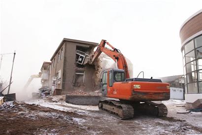 麥島最后釘子戶被強(qiáng)拆 房主水缸搬上車(chē)