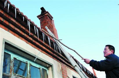 路面積雪壓實(shí)變溜冰場 汽車提速玩漂移