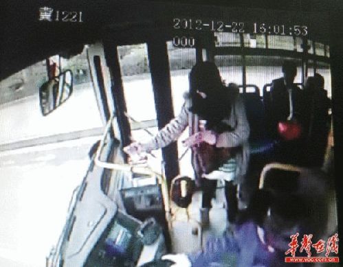 公交車監(jiān)控顯示女子將百元鈔票一張一張投進(jìn)投幣箱。