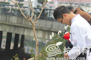 幾天來(lái)，不斷有永康市民自發(fā)來(lái)到救人現(xiàn)場(chǎng)祭奠。