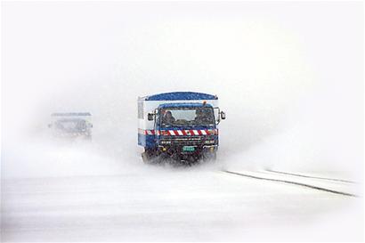 雪阻高速機(jī)場(chǎng)車站青島交通告急 28條高速路關(guān)閉