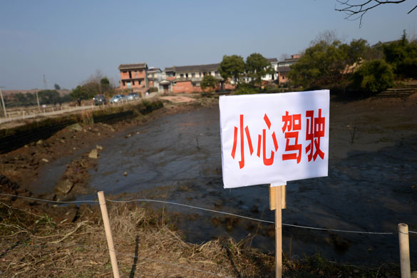 貴溪市交通部門在事故現(xiàn)場(chǎng)設(shè)置了“小心駕駛”警示牌（2012年12月25日攝）。