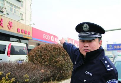 因感情糾紛年輕女子欲跳樓 民警借送衣將其抱住