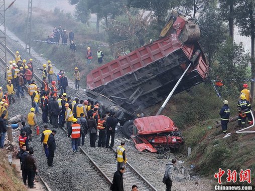 四川貨車(chē)從橋上墜落鐵路