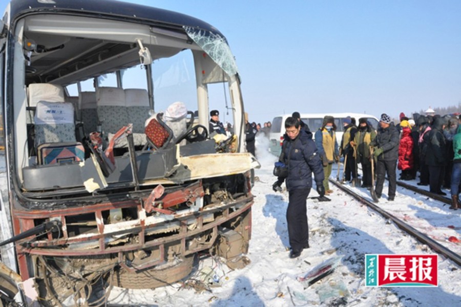 黑龍江火車與客車相撞致9人死亡