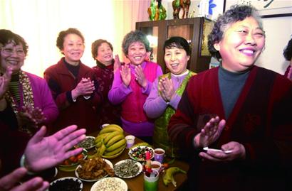 老候鳥長途跋涉見子女 帶年貨擠火車坐大巴只為團(tuán)圓