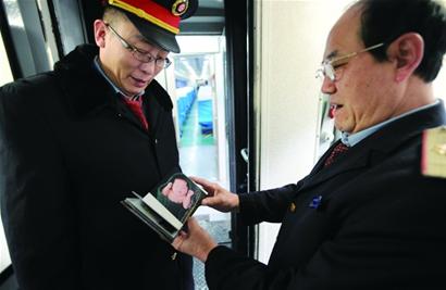 春運(yùn)列車員:除夕餐車包餃子過年 沒親人陪沒春晚看