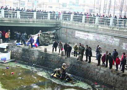 依維柯翻下十米高杭州路立交橋