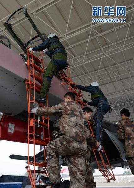 一聲令下，飛行員快速登機(jī)。