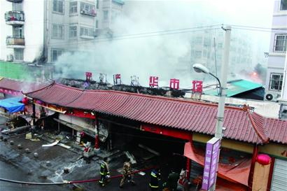 雙匯隆大華市場(chǎng)起火遮天蔽日 居民睡夢(mèng)中遭大火封門