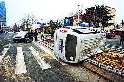 驪威拐彎急一頭頂翻微面 男女二人車窗爬出