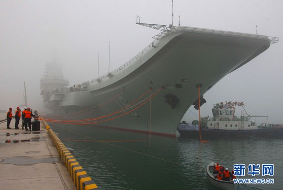 資料圖：中國首艘航空母艦遼寧艦首次靠泊青島某軍港。