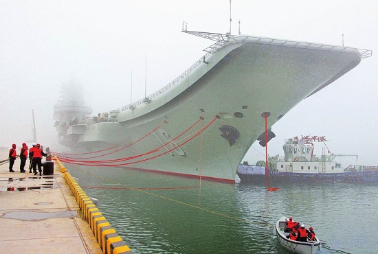 資料圖：遼寧艦航母靠泊在航母軍港內的場景。