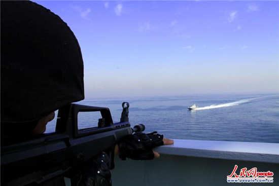 原文配圖：演練中，海盜小艇快速向我艦艇沖鋒，實(shí)施攻擊，特戰(zhàn)隊(duì)員快速鎖定目標(biāo)。