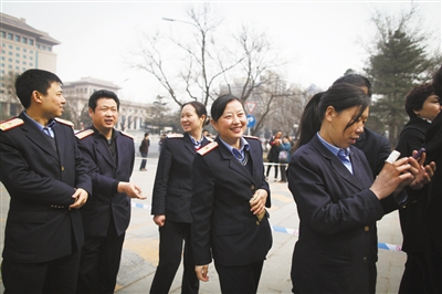 鐵路老員工穿84年制服落淚留念