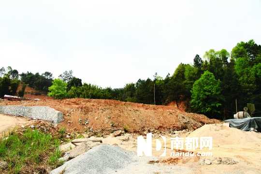 惠州地派鎮(zhèn)地派溫泉酒店對(duì)面，是曾廣興所稱倒土的位置，但現(xiàn)場(chǎng)并無大量棄土，當(dāng)?shù)卮逦卜裾J(rèn)曾有大量棄土。